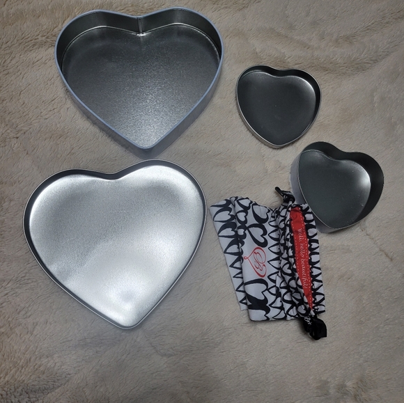Brighton bundle of 2 tins & 1 jewelry dust bag, monogram B heart, 7" & 3.5" - Picture 4 of 7